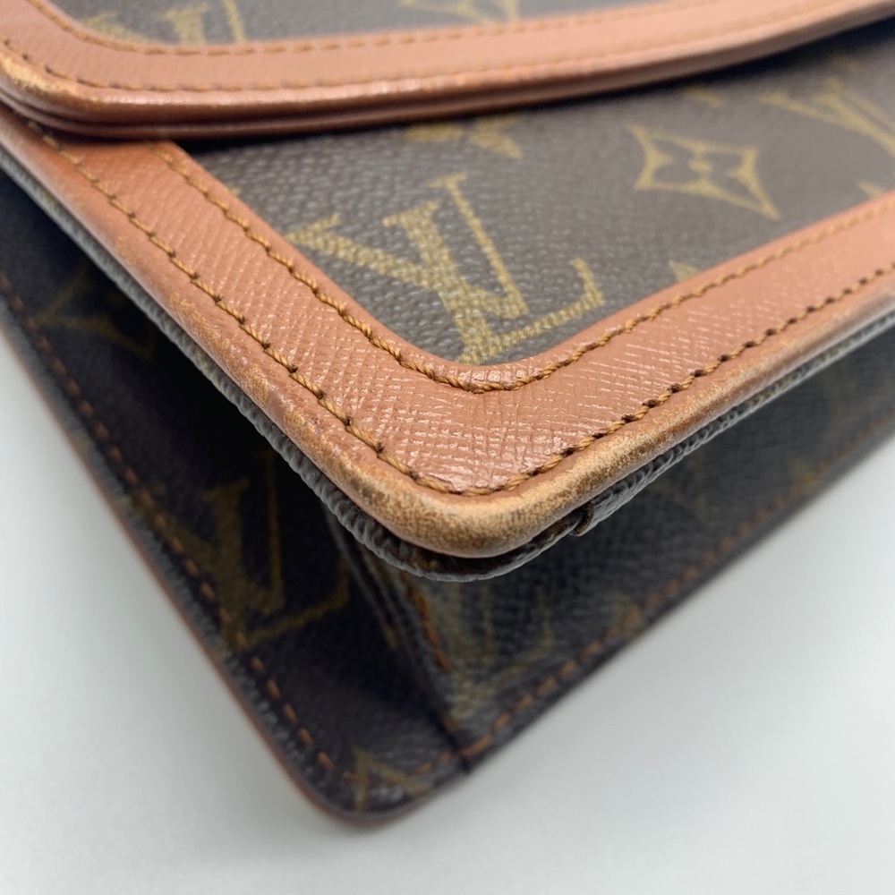 Louis Vuitton Brown Monogram Clutch with Tan Trim - Picture 6 of 16